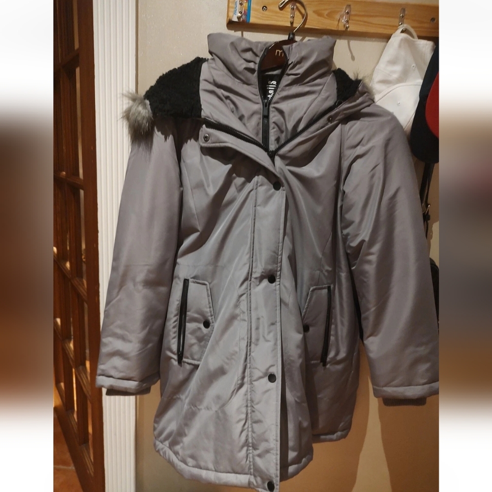 Tail Gray Puffer Coat with Quilted Design